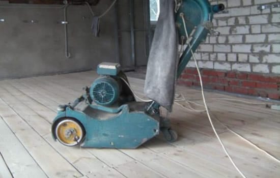 Процесс выравнивания пола электрорубанком